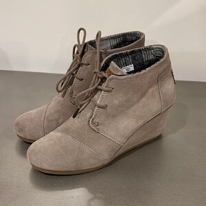 Toms Women's Taupe Suede Wedge Boots